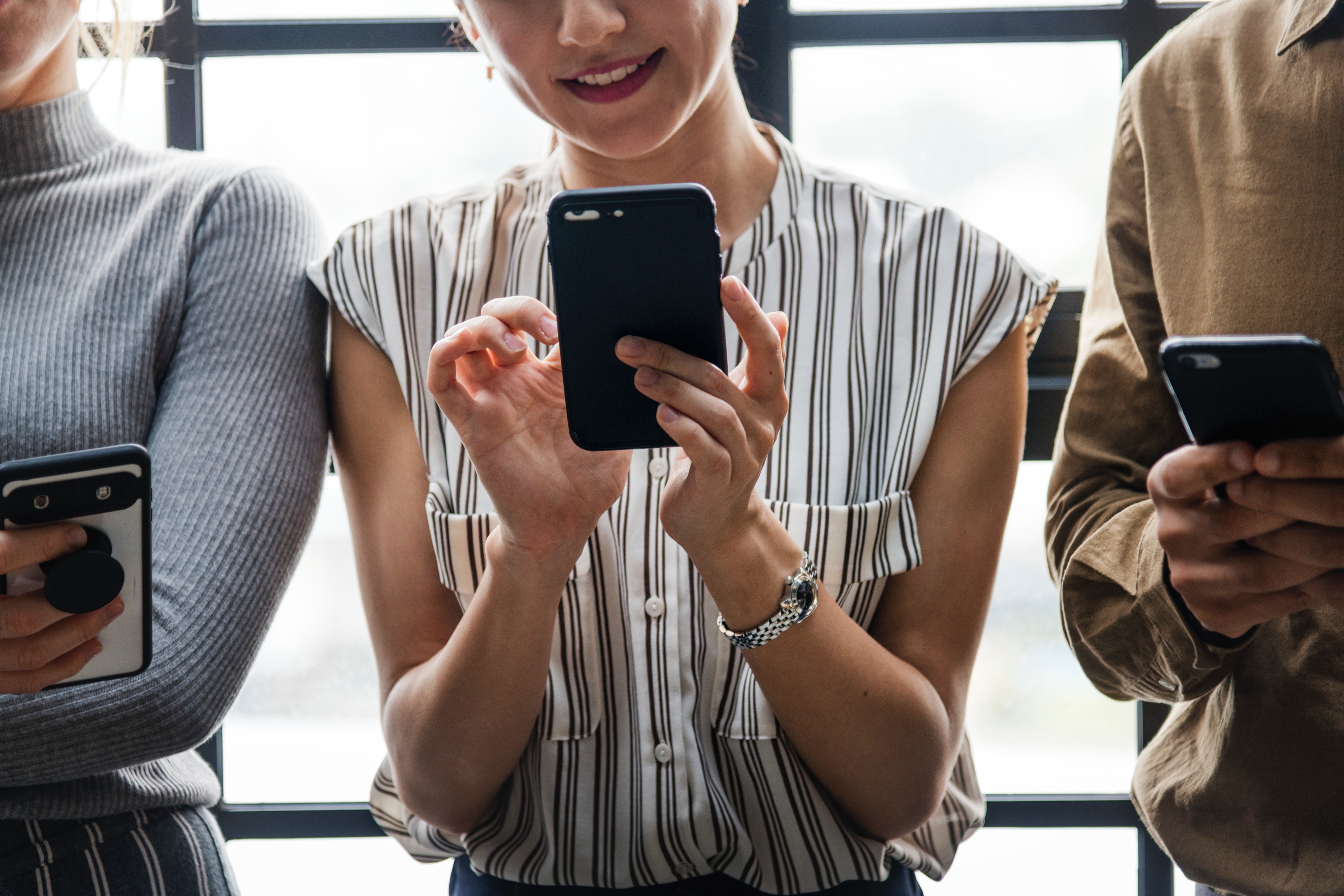 スマホを触る女性