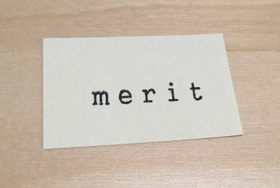 meritと書かれた紙